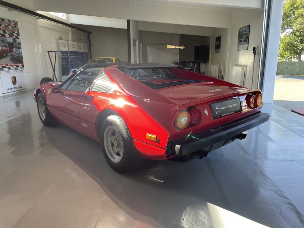 “Klassisk Elegance og Power: Oplev Ferrari 308 GTS med Karburator!” - 3