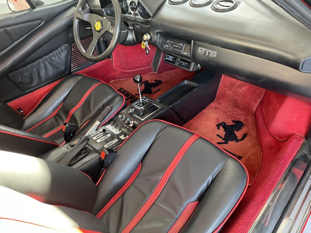 “Klassisk Elegance og Power: Oplev Ferrari 308 GTS med Karburator!” - 8