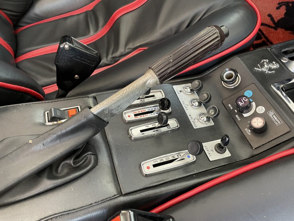 “Klassisk Elegance og Power: Oplev Ferrari 308 GTS med Karburator!” - 10